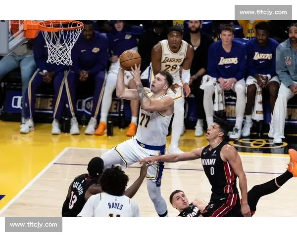 经典对决回放湖人鏖战热火全场精华解析与关键瞬间决定胜负战术细节